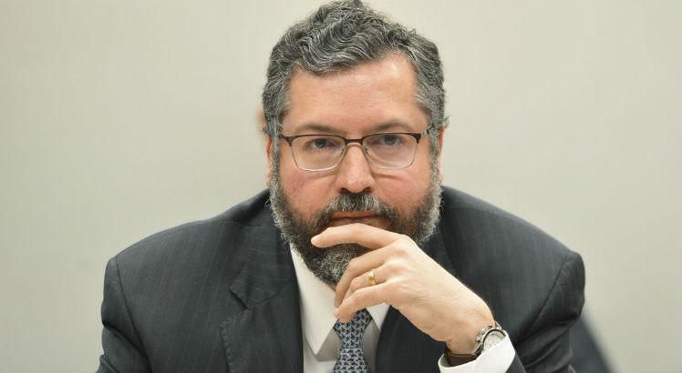 Ernesto Araújo critica eleição de Fernández: ‘Forças do mal estão celebrando’