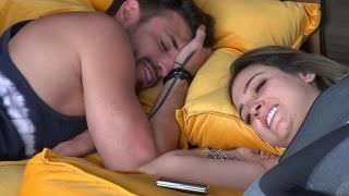 A Fazenda: “Sentindo algo aqui embaixo” diz Tati para Guilherme