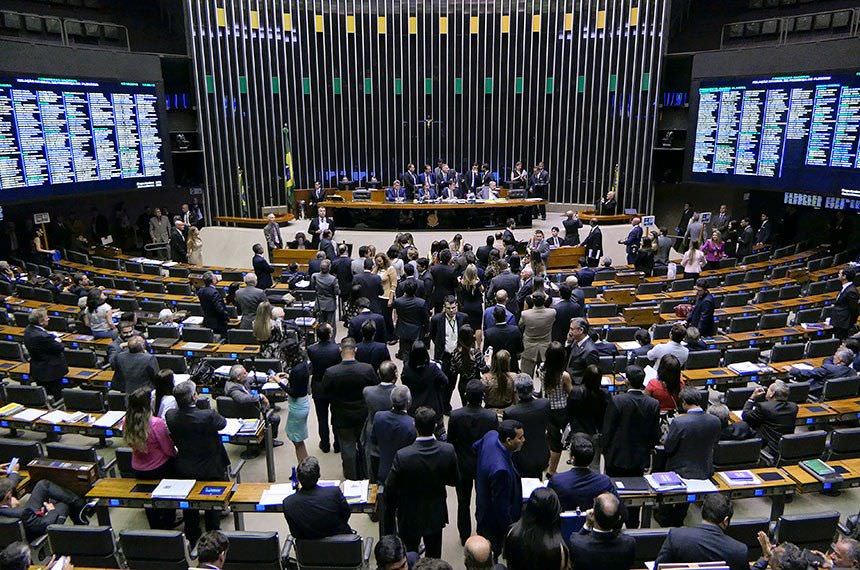 LDO é aprovada prevê  salário mínimo de R$ 1.040 em 2020
