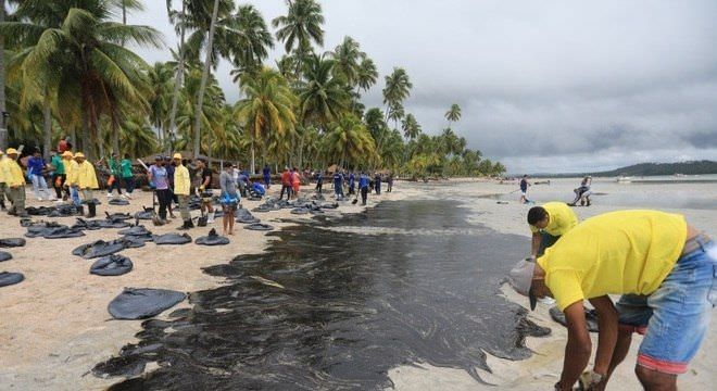 Óleo reaparece em mais oito praias de cinco Estados do Nordeste
