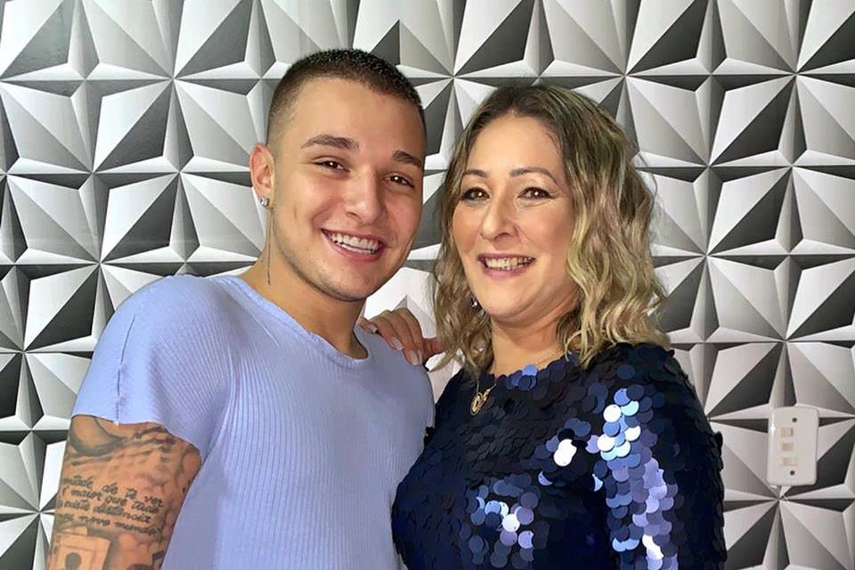 Mãe de MC Gui pede desculpas após polêmica com filho: “Um erro”