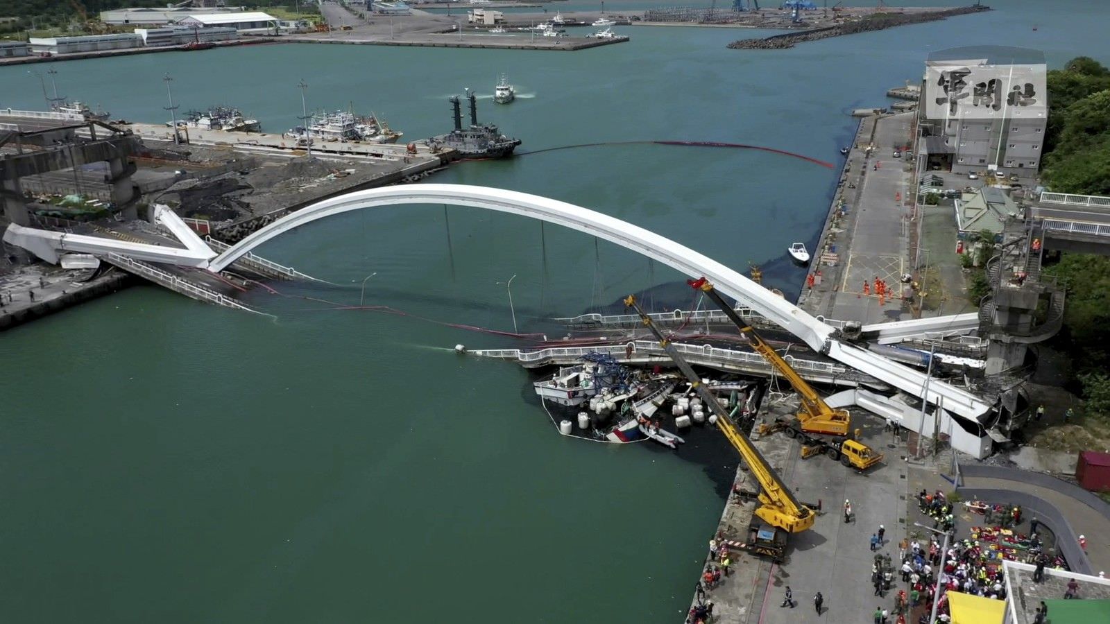 Ponte despenca sobre barcos e deixa feridos em Taiwan