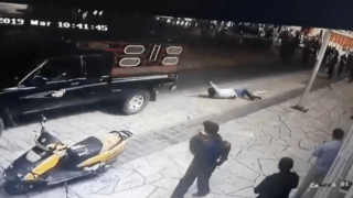 Vídeo: Prefeito é amarrado em veículo e arrastado por moradores
