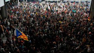 Por protestos, liga espanhola pede mudança de Barça x Real para Madri