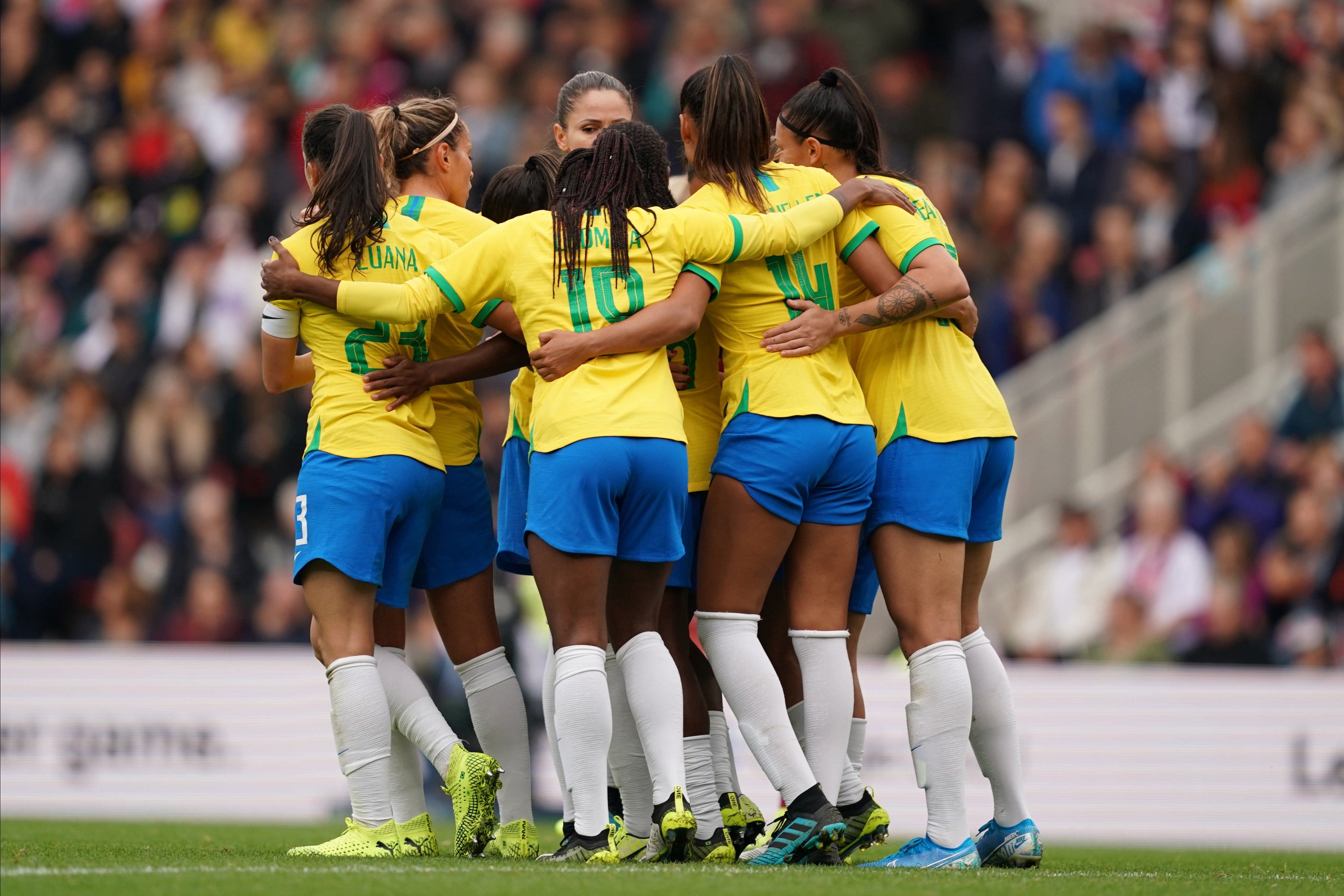 Com 2 gols de Debinha, seleção brasileira vence a Inglaterra em amistoso