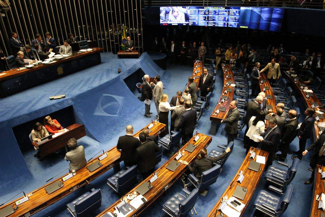Senado aprova projeto de divisão de recursos do pré-sal