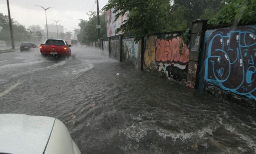 Chuvas intensas em Manaus trazem à tona um problema: bueiros que causam mortes
