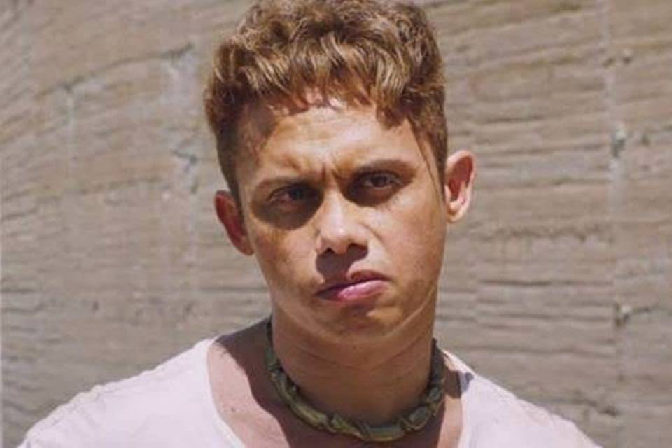 Que isso, Lunga? Silvero Pereira surge nu e detalhe chama atenção
