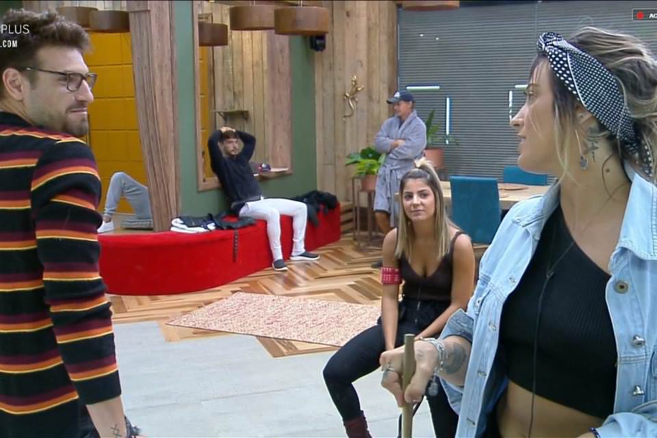 A Fazenda: Tati insinua que transou com Guilherme no sofá da sala