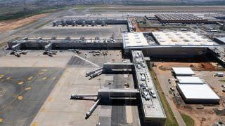 Suspeito de assalto em aeroporto é morto após fazer família refém
