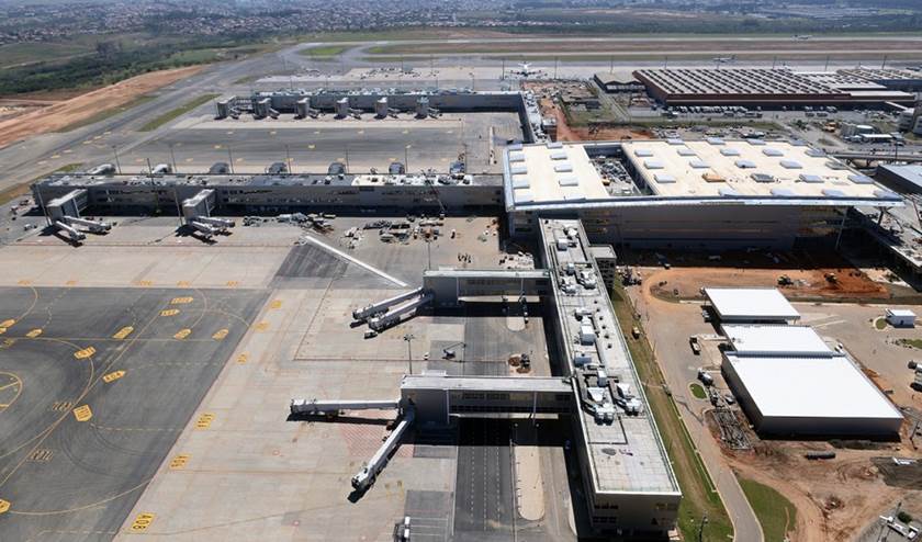 Suspeito de assalto em aeroporto é morto após fazer família refém