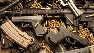 Dupla escondia arsenal de armas no teto de casa em Manaus