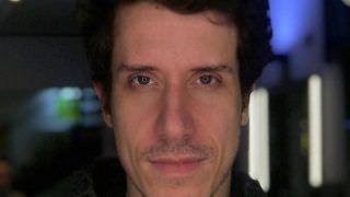 “Não sou vulgar”, diz Theodoro Cochrane após foto pelado na praia