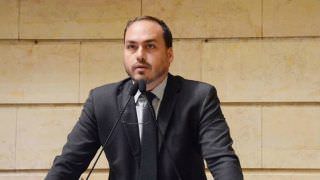 Carlos assume autoria de postagem em perfil de Bolsonaro