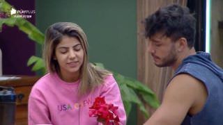 A Fazenda 11: Lucas presenteia Hariany com flores e a pede em namoro