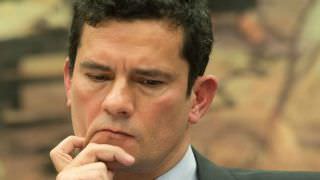 Imagem colorida mostra Sérgio Moro pensativo