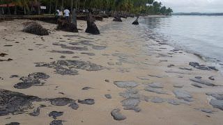 Após óleo em praias, governo suspende pesca no litoral nordestino