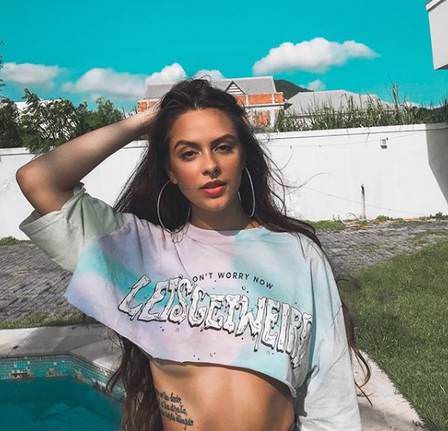 Filha de Dedé Santana faz topless em apoio ao Outubro Rosa