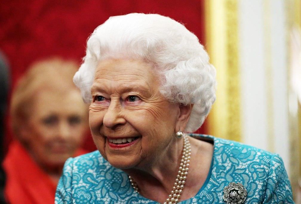 Rainha Elizabeth vai substituir roupas de pele natural por material sintético