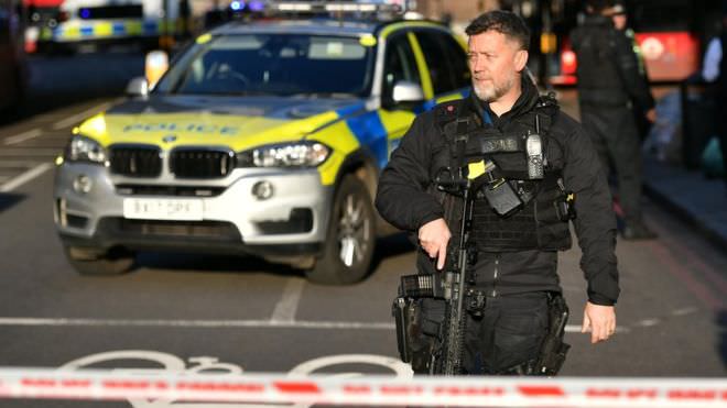 Homem suspeito de terrorismo é morto a tiros em Londres