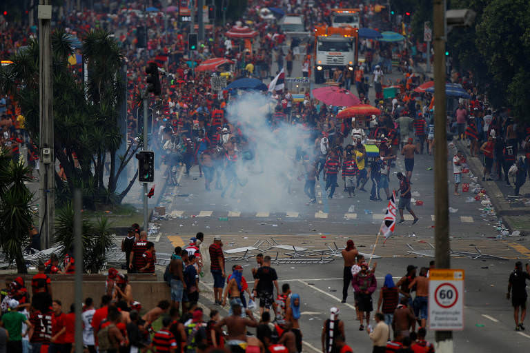 Festa do Flamengo no Rio de Janeiro tem desfile e confusão