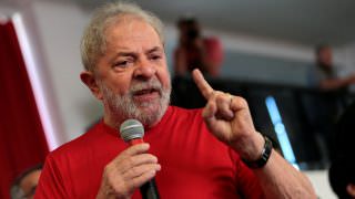 'Se não formos para a rua lutar e resistir, estaremos perdidos', diz Lula