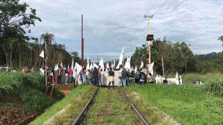 Atingidos da tragédia de Brumadinho fecham ferrovia em protesto