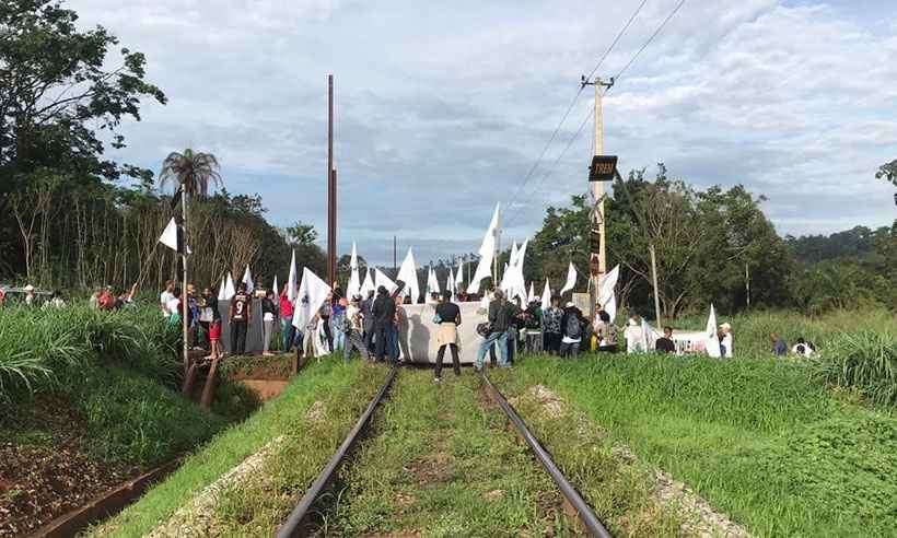 Atingidos da tragédia de Brumadinho fecham ferrovia em protesto