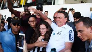 Bolsonaro vai à estádio e é recebido com gritos de 'mito' e 'miliciano'