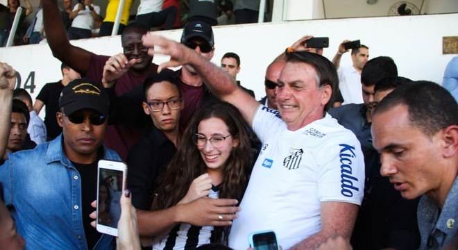 Bolsonaro vai à estádio e é recebido com gritos de ‘mito’ e ‘miliciano’