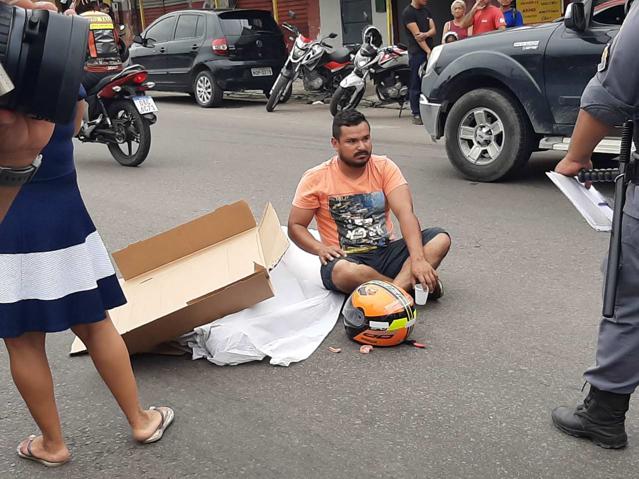 Mulher é atropelada por ônibus após cair de motocicleta