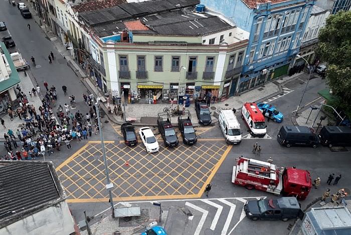 Homem armado com faca faz pessoas reféns em um bar na Lapa