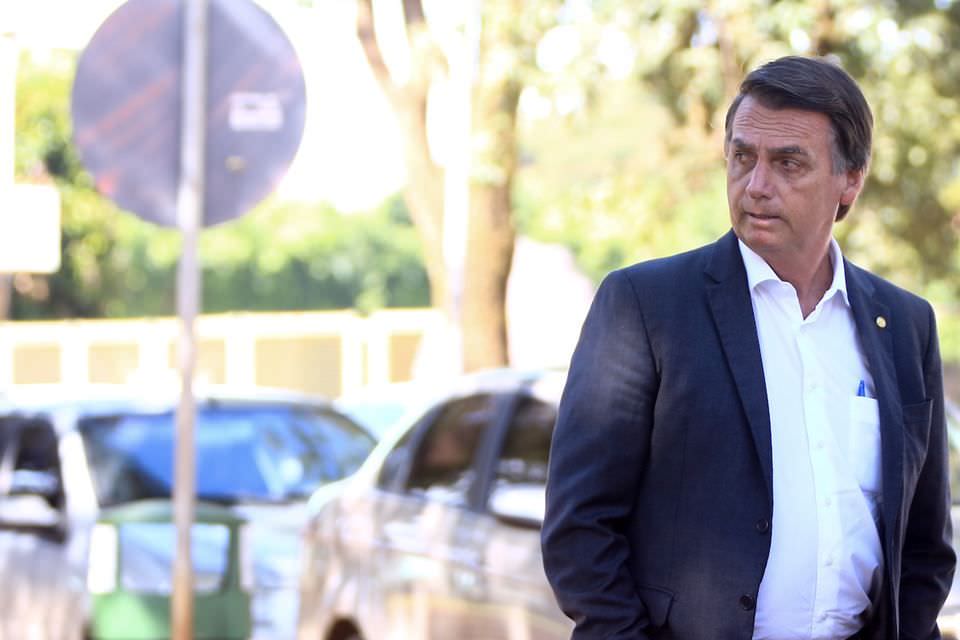 Bolsonaro se reúne com ministros para tratar de óleo no Nordeste