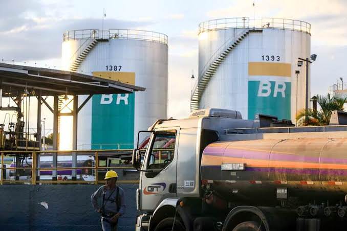 Preço da gasolina nas refinarias subiu 4% pela segunda vez