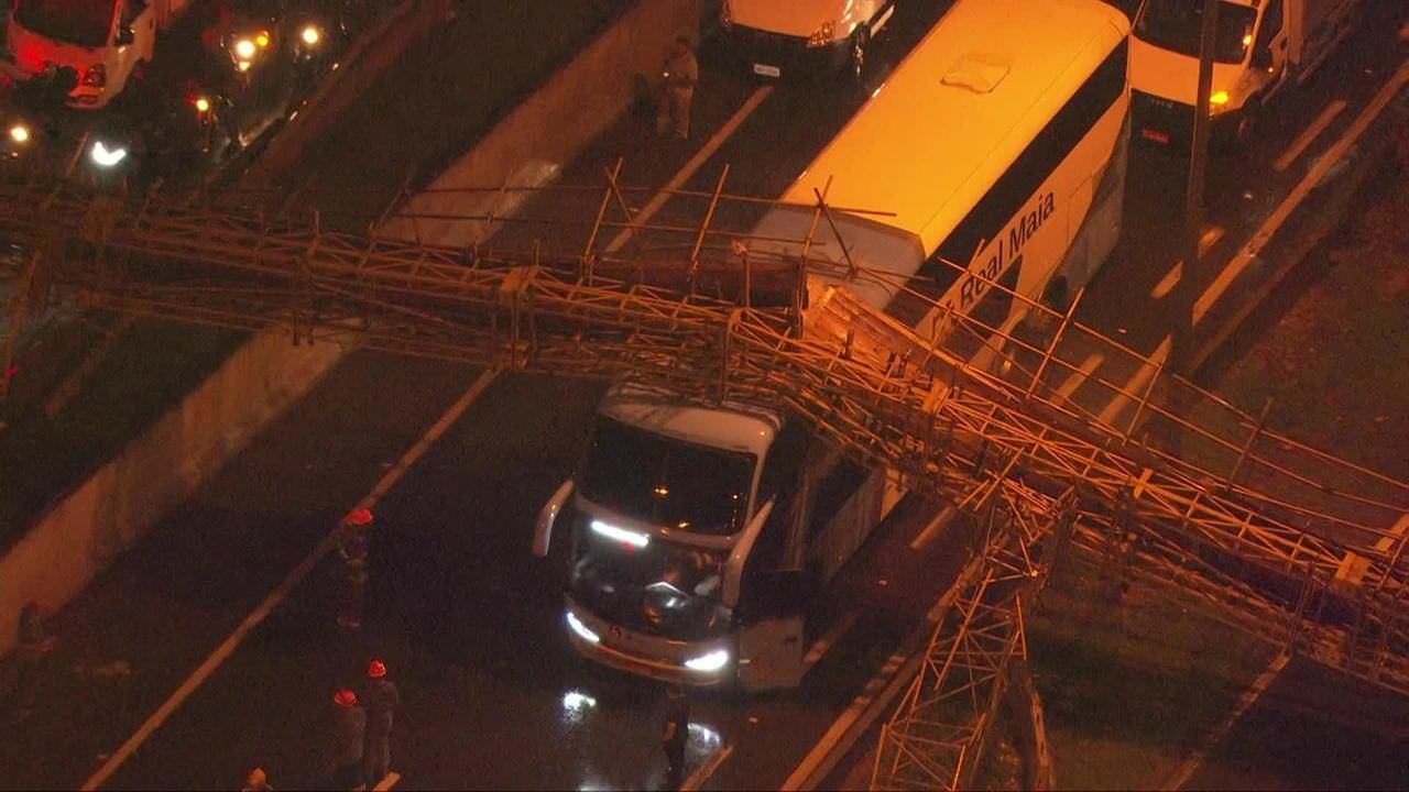Passarela desaba na marginal Tietê e atinge veículos
