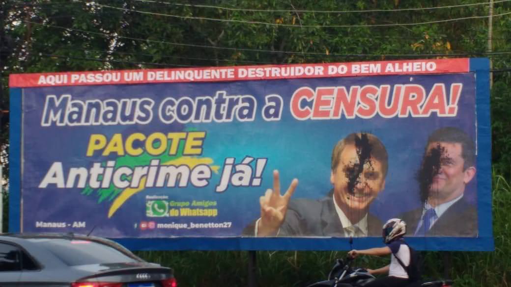 Outdoor com rostos de Bolsonaro e Sérgio Moro amanhece pichado
