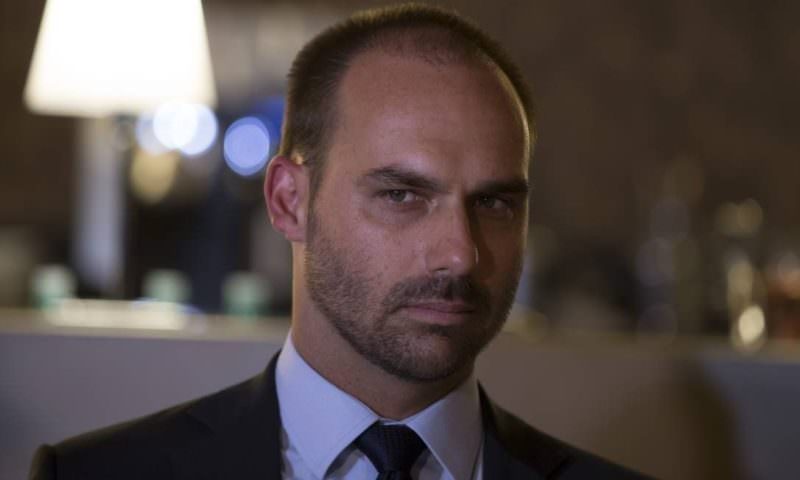 Justiça manda Eduardo Bolsonaro excluir comentário sobre esposa de Felipe Santa Cruz