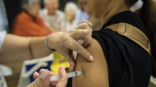 Vacinas têm credibilidade menor entre homens e jovens; diz pesquisa