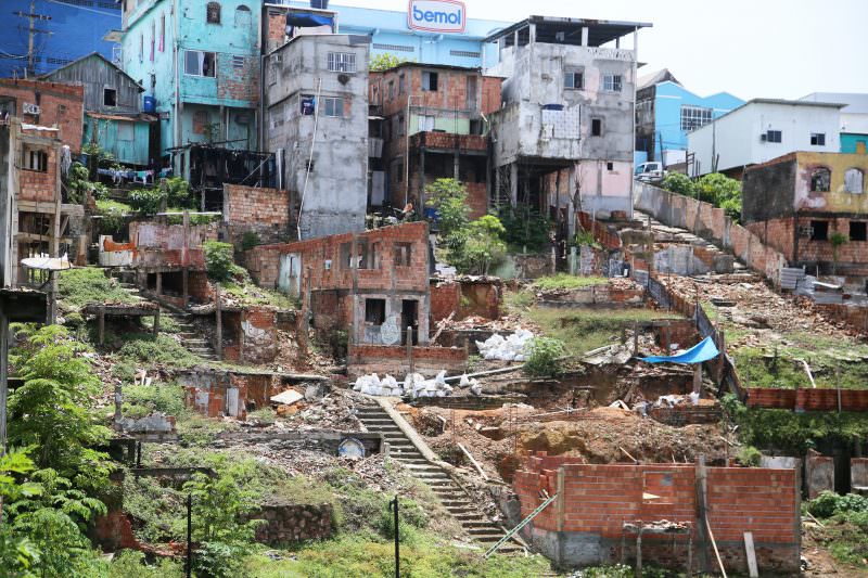 Moradores de casas parcialmente destruídas reclamam do abandono do poder público