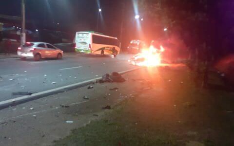Carro bate em 'dente-de-dragão', capota e pega fogo perto da Rodoviária