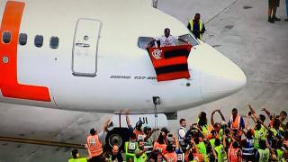 Time do Flamengo chega ao Rio e cidade se veste de rubro-negro