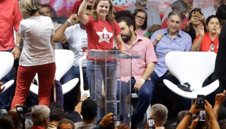 Gleisi Hoffmann é reeleita presidente nacional do PT