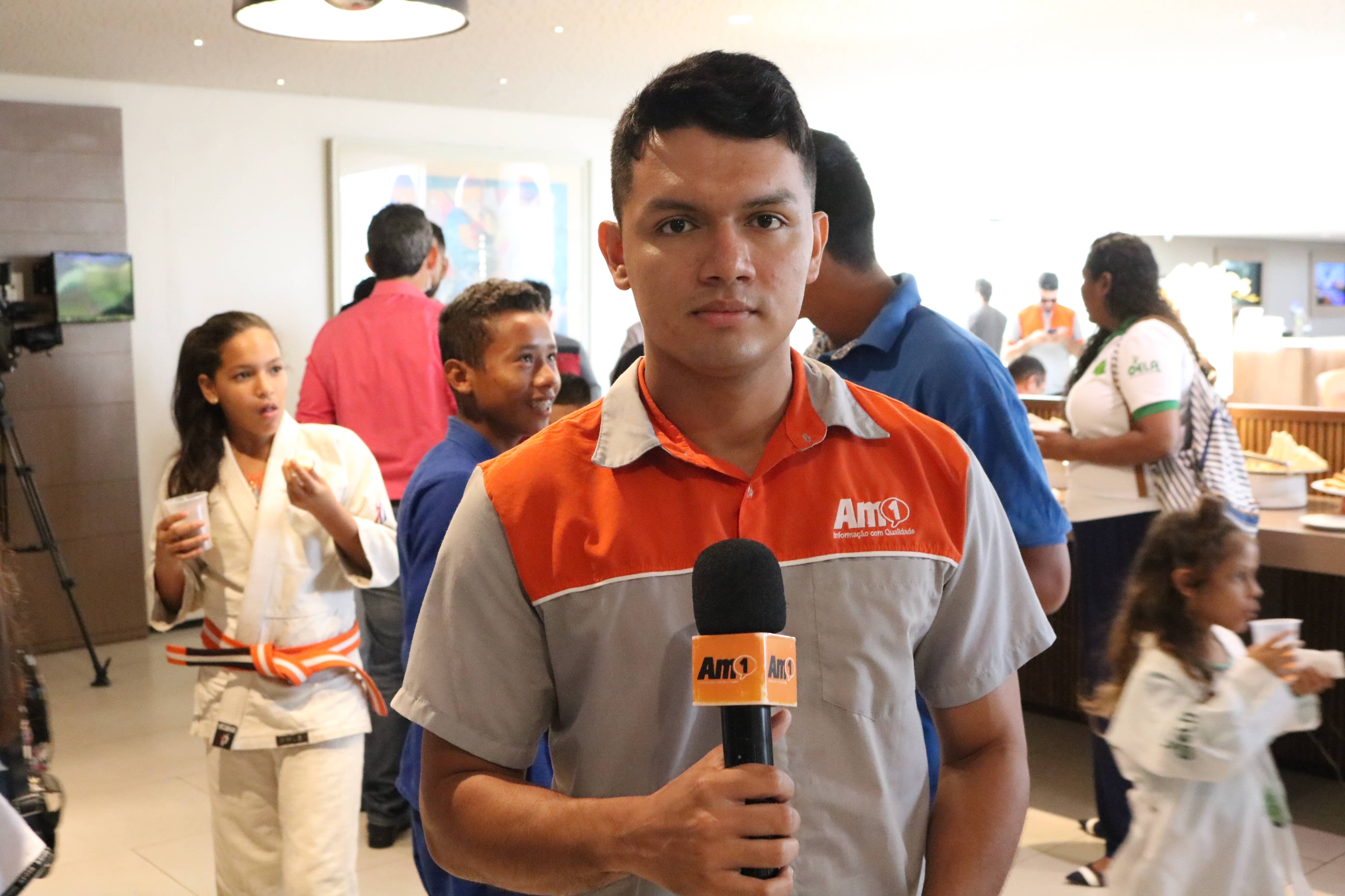 Campeão de MMA volta a Manaus e apóia projeto social