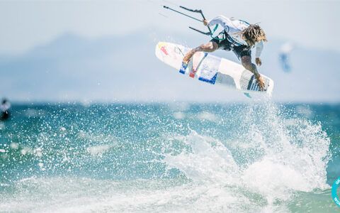 Favorito em Mundial começou no kitesurfe com vela de saco de batatas
