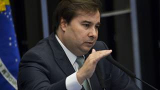 Jabuticaba brasileira: Maia critica meta fiscal flexível de Guedes
