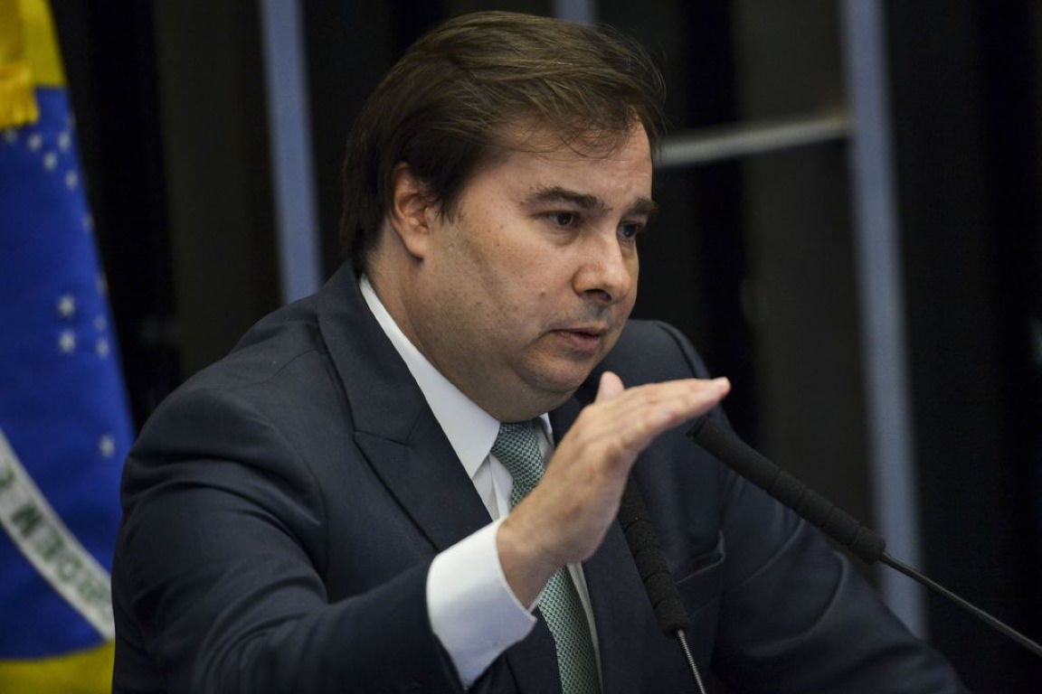 Jabuticaba brasileira: Maia critica meta fiscal flexível de Guedes