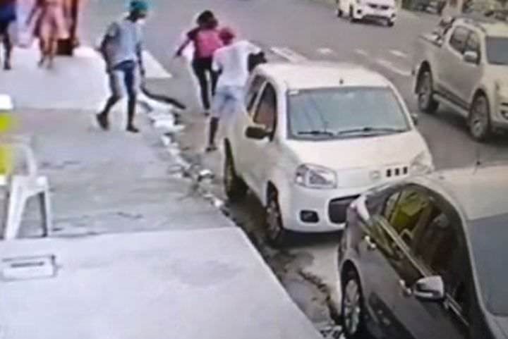 Vídeo: câmera flagra homens cometendo assalto na zona Leste