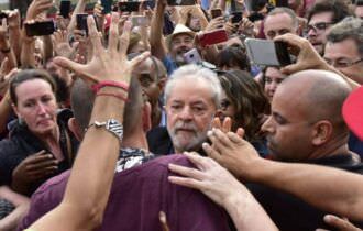 Ex-presidente Lula deixa carceragem da Polícia Federal em Curitiba