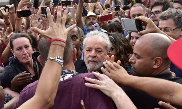 Ex-presidente Lula deixa carceragem da Polícia Federal em Curitiba