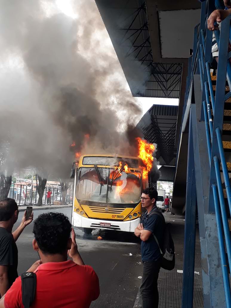 Ônibus pega fogo em pleno Terminal de Integração 4